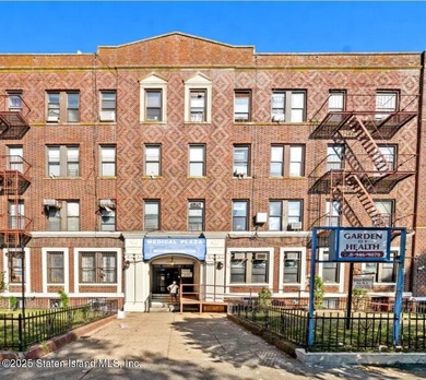 PRIME OCEAN PARKWAY LOCATION, JUST A FEW MINUTES FROM THE BEACH - photo 1