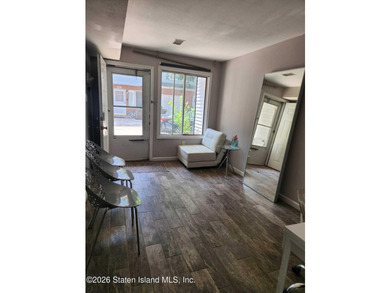 Absolutely beautiful and fully updated townhouse conveniently - photo 2