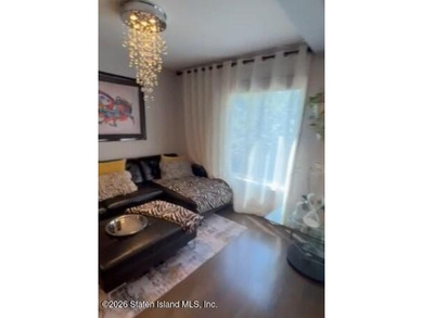 Absolutely beautiful and fully updated townhouse conveniently - photo 3