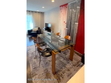 Absolutely beautiful and fully updated townhouse conveniently - photo 4