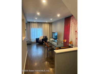 Absolutely beautiful and fully updated townhouse conveniently - photo 5