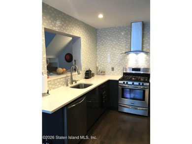 Absolutely beautiful and fully updated townhouse conveniently - photo 8