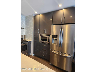 Absolutely beautiful and fully updated townhouse conveniently - photo 10