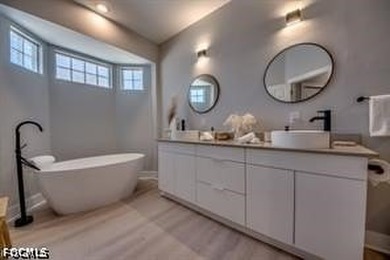 This amazing property located at the Britannia Lake is just - photo 32