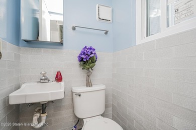 Beautifully renovated 2-bedroom end-unit townhouse located in - photo 11