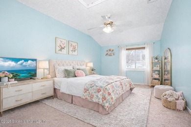 Beautifully renovated 2-bedroom end-unit townhouse located in - photo 15