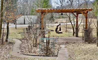 Gorgeous custom built 4 bed, 4 bath, 3+ car, 4,100+ square foot - photo 16