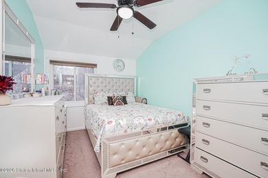 Beautifully renovated 2-bedroom end-unit townhouse located in - photo 21