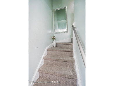 Beautifully renovated 2-bedroom end-unit townhouse located in - photo 22