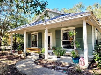 Cozy COASTAL COTTAGE on 1/2 acre lot in Historic Pt Washington - photo 1