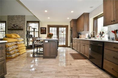 Gorgeous custom built 4 bed, 4 bath, 3+ car, 4,100+ square foot - photo 40