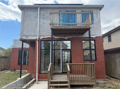 This Large Newly built demo home offering all the comforts you - photo 2
