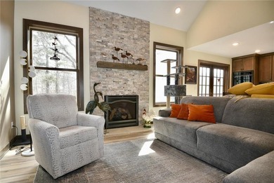 Gorgeous custom built 4 bed, 4 bath, 3+ car, 4,100+ square foot - photo 50