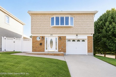 Welcome to this beautifully updated raised ranch in the heart of - photo 1