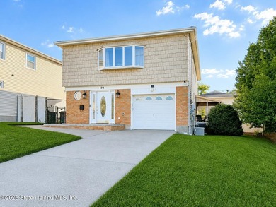 Welcome to this beautifully updated raised ranch in the heart of - photo 2