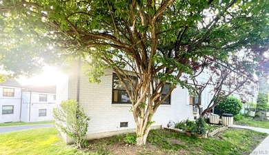 NO INTERVIEW Garden-Style 3 Bedroom Coop for Sale in Kew Garden - photo 2