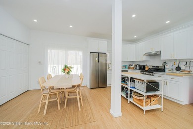 Fully gut-renovated 3 bedroom home in heart of 10309. Features a - photo 7