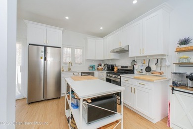 Fully gut-renovated 3 bedroom home in heart of 10309. Features a - photo 8