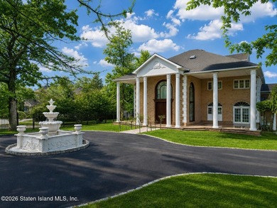 A truly irreplaceable offering on Todt Hill, this extraordinary - photo 2