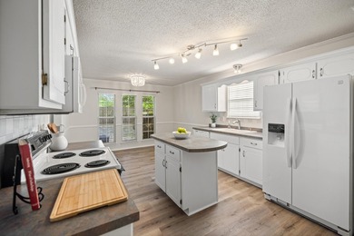 Welcome to this beautiful 4BR/3BA home tucked away on a quiet - photo 14