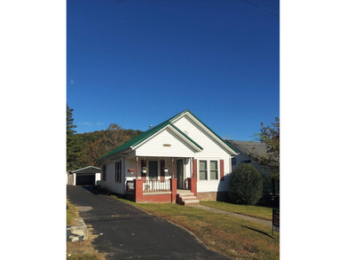 Kentucky River Home For Sale in Irvine Kentucky