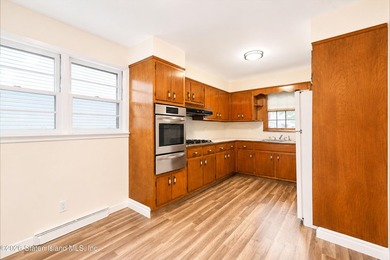 Welcome to your dream home! This beautiful, renovated and - photo 6