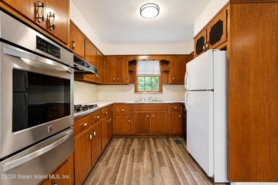 Welcome to your dream home! This beautiful, renovated and - photo 8
