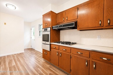 Welcome to your dream home! This beautiful, renovated and - photo 9