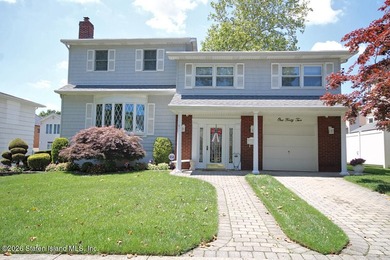 WELCOME TO THIS BEAUTIFUL & METICULOUSLY KEPT COLONIAL SITUATED - photo 1