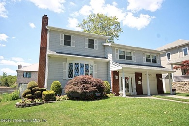 WELCOME TO THIS BEAUTIFUL & METICULOUSLY KEPT COLONIAL SITUATED - photo 2