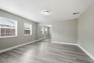 Welcome to this beautifully well maintained 4-bedroom - photo 15