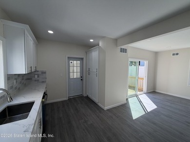 Renovated, modern open layout, great location in Silver lake - photo 4