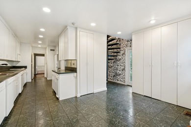 This charming single house is located on historic bricked Church