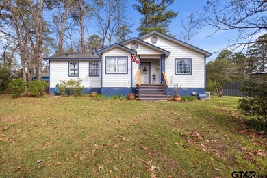 This charming country cottage, tucked away on a wooded corner - photo 2