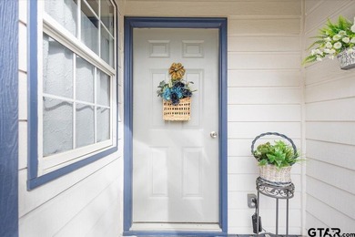 This charming country cottage, tucked away on a wooded corner - photo 3