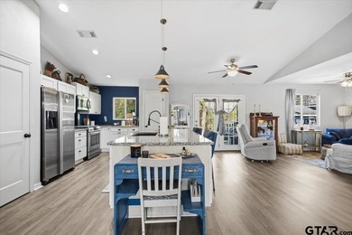 This charming country cottage, tucked away on a wooded corner - photo 8