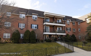 Enjoy easy living in this spacious two-bedroom apartment located - photo 1