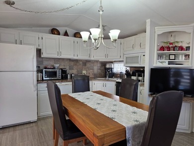 Great Location Close to Beaches ! Totally Renovated Beautiful - photo 14