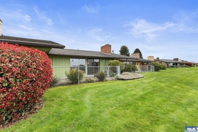 Welcome to easy convenient living in the heart of beautiful - photo 23