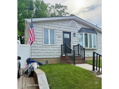 Welcome to your dream home! This beautiful, renovated and - photo 2