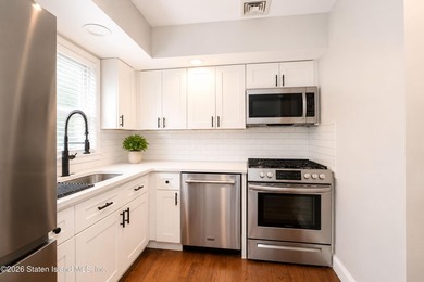 Welcome to your dream home! This beautiful, renovated and - photo 8