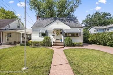 Meticulously maintained Cape Cod on 50 X 100 in the heart of New - photo 1