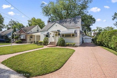 Meticulously maintained Cape Cod on 50 X 100 in the heart of New - photo 2