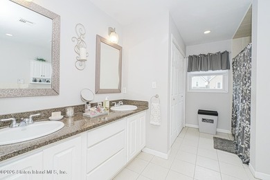 PERFECT SPACE FOR MULTI-GENERATIONAL LIVING! This beautiful home - photo 20