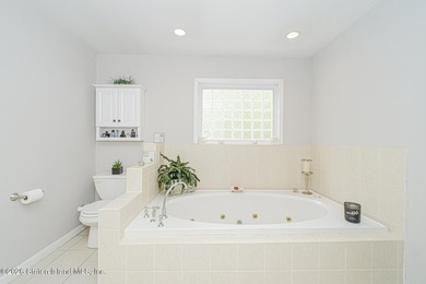 PERFECT SPACE FOR MULTI-GENERATIONAL LIVING! This beautiful home - photo 23