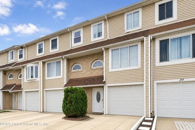 Welcome to this beautifully maintained single-family attached - photo 1