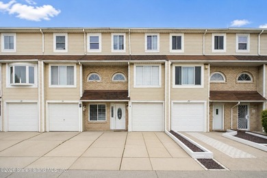 Welcome to this beautifully maintained single-family attached - photo 2