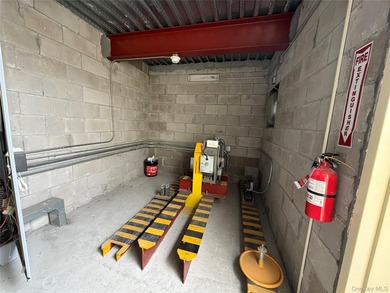 This premier mixed-use elevator building in the heart of - photo 12
