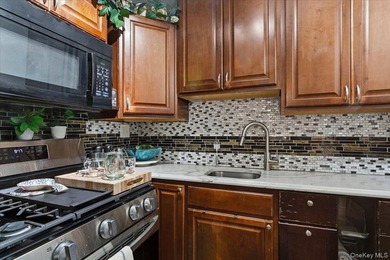 Welcome home to 1020 E. 213th Street, Bronx, NY 10469 - photo 6