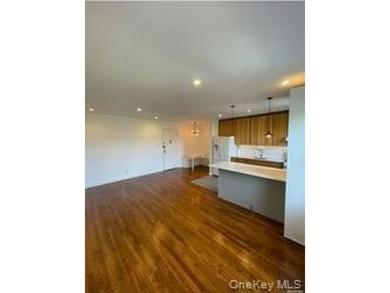 Sun-Drenched Forest Hills Sanctuary : Discover your new home in